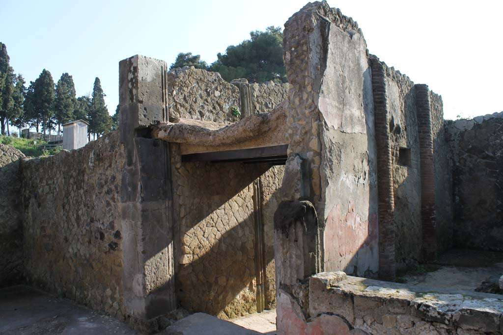V.35 Herculaneum. March 2014. Vestibule 11, looking south-east towards entrance corridor 13.
Foto Annette Haug, ERC Grant 681269 DÉCOR
